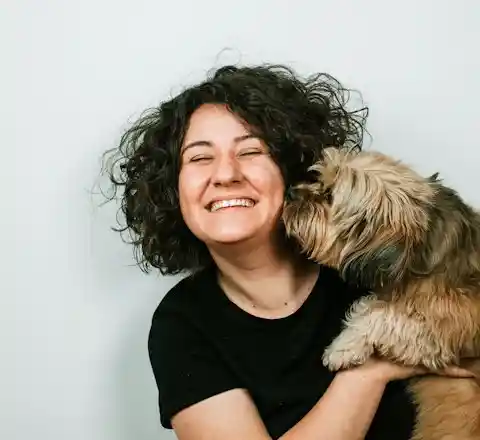 Chica abrazando a su perro